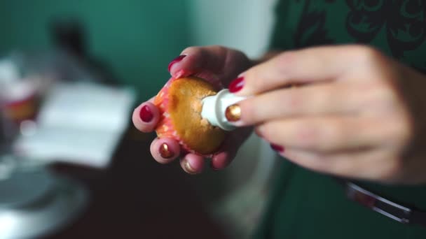 Panadero hace cupcakes — Vídeos de Stock