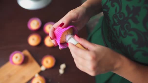 Panadero hace cupcakes ama de casa hornea cocinar en la cocina — Vídeos de Stock