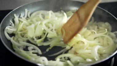 Kızartma tavasında şef fryes soğanı