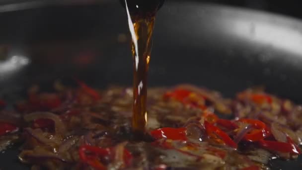 Шеф-кухар виготовляє соус для м'яса смаженого темного пива — стокове відео