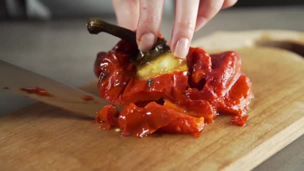 Chef macht Salat mit grünem Olivenöl und Paprika frischen Salat — Stockvideo