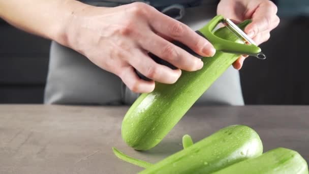 Chef schillen courgette vormen de groente ragout — Stockvideo