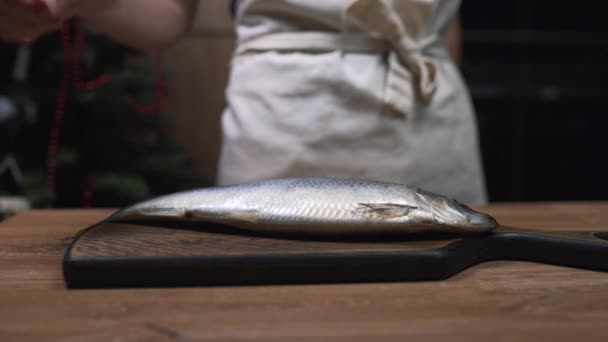 Şef tahta tahtaya ringa balığı koyar. — Stok video