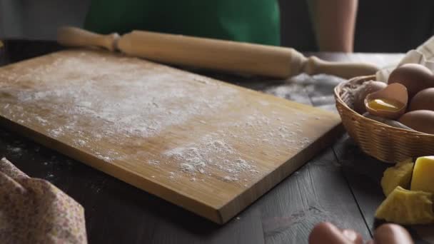 요리사는 반죽을 나무판에 놓는다 — 비디오
