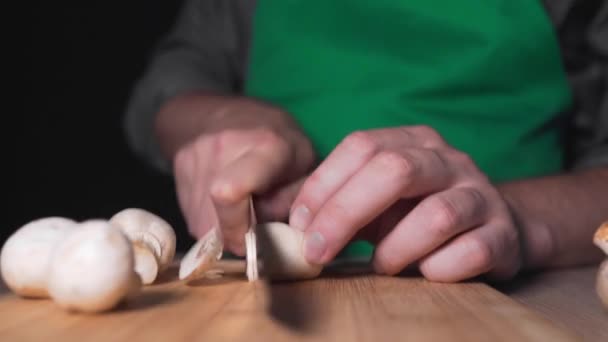 야채 샐러드 를 만들기 위하여 요리사가 샹 피노 네스 를 분쇄하다 — 비디오