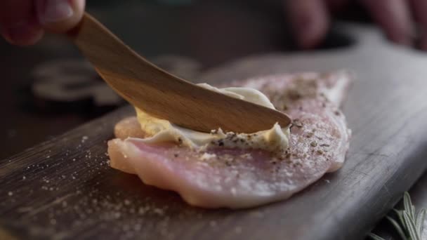 Шеф-кухар поширює вершковий сир на сирі курячі грудки — стокове відео