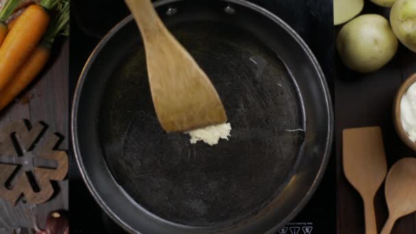 Chef revuelve el ajo triturado por espátula de cocina de madera en la sartén caliente — Vídeos de Stock