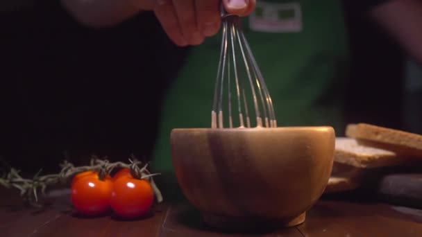 Koch verwendet Schneebesen, um die Sauce in der Schüssel zu mischen — Stockvideo