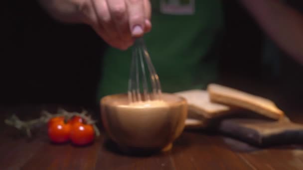 Koch verwendet Schneebesen, um die Sauce in der Schüssel zu mischen — Stockvideo