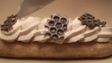 Şekerci, ekini yavaş çekimde bıçakla ikiye böler.