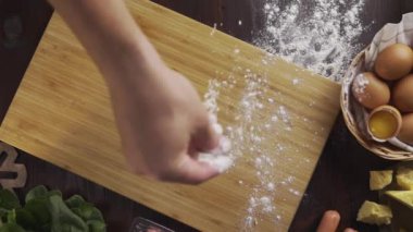 Tahtaya serpiştirilmiş un serptim.