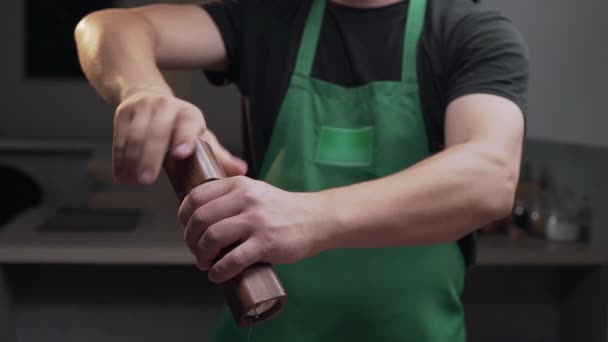Szef kuchni używa młyna solnego, aby dodać trochę soli do posiłku — Wideo stockowe