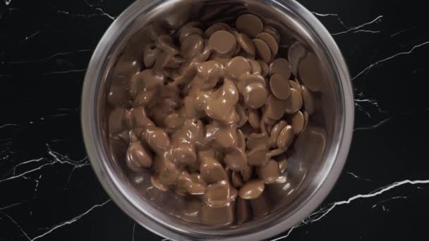 Çikolata damlaları demir fiyonkta gerçek zamanlı olarak eriyor. — Stok video