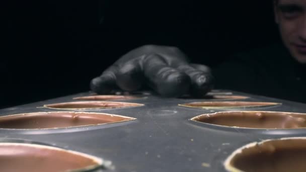 Chocolatero prepara moldes de chocolate — Vídeo de stock