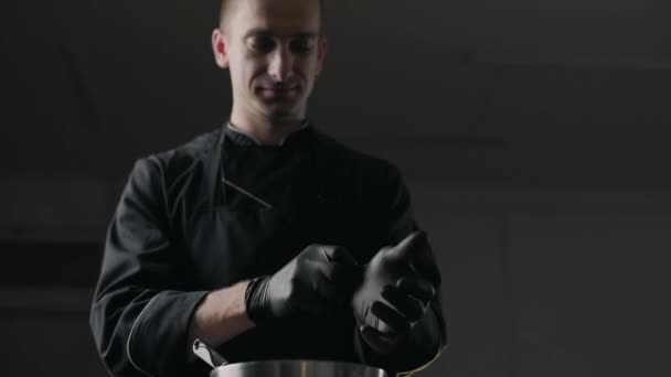 Czekolada stawia na czarne gumowe rękawice produkcji słodyczy i ręcznie robione batoniki czekoladowe — Wideo stockowe