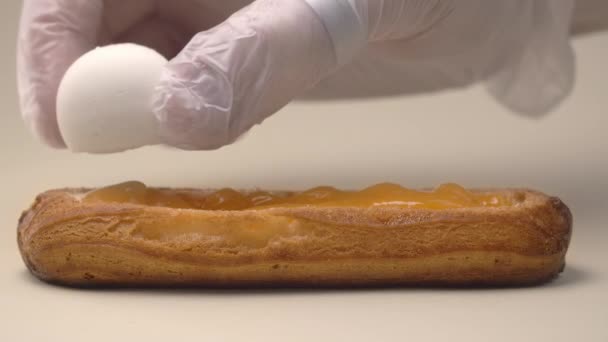 Confiseur ajoute des boules de fromage à la crème à l'éclair faisant dessert — Video