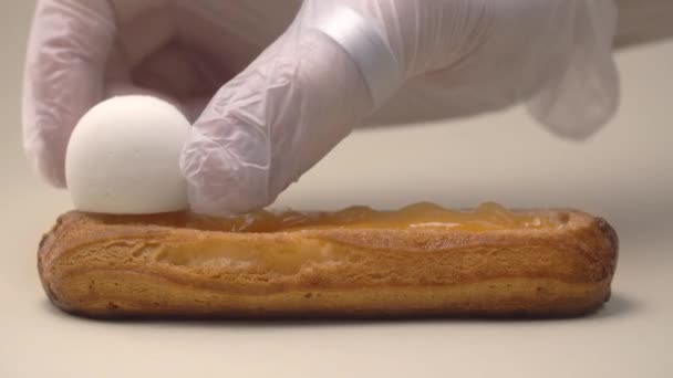 Confiseur ajoute des boules de fromage à la crème à l'éclair faisant dessert — Video