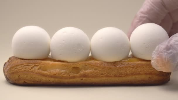 Confitero añade bolas de queso crema a la eclair haciendo postre — Vídeos de Stock