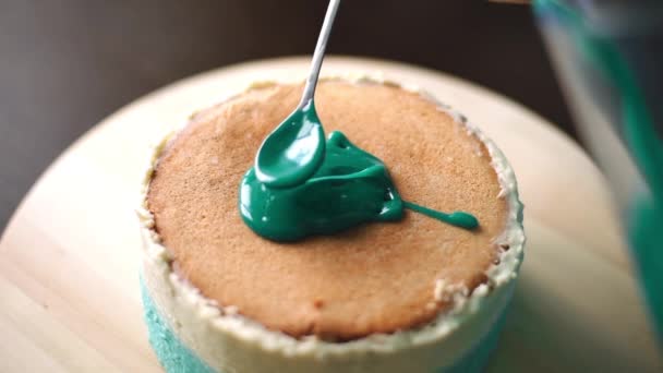 스펀지 케이크에 달콤 한 맛을 더 해 주는 과자 — 비디오