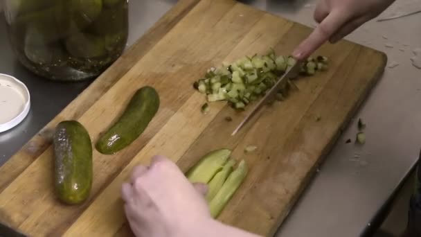 Aşçı ahşap tahtadaki salatalıkları keser. — Stok video