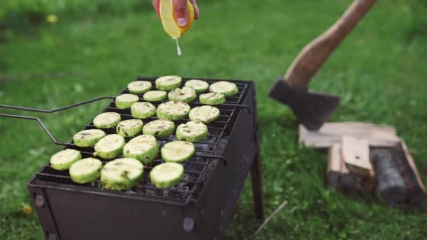 Vaření vegetariánského grilu s cuketou — Stock video