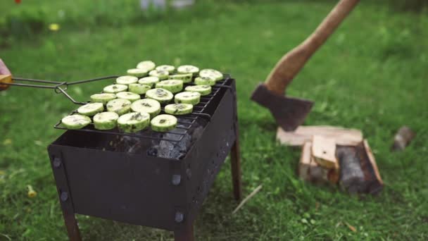 Vaření vegetariánského grilu s cuketou — Stock video