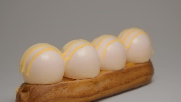 Bolas de queso crema con caramelo están en la eclair — Vídeos de Stock