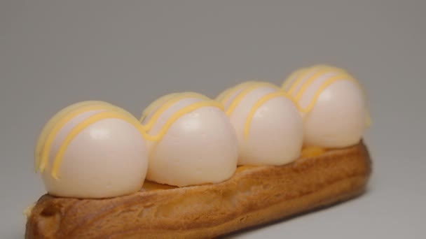 Bolas de queso crema con caramelo están en la eclair — Vídeos de Stock
