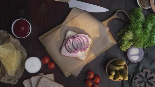 Plat de la main des chefs ajoute des tomates tranchées au sandwich — Video