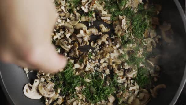 Colpo piatto lay di champignons vengono arrostiti sulla padella alla griglia — Video Stock