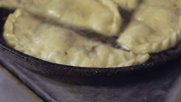 삶은 고기와 반질반질 한 고기를 프라이팬에서 끓는 기름에 튀긴다 — 비디오