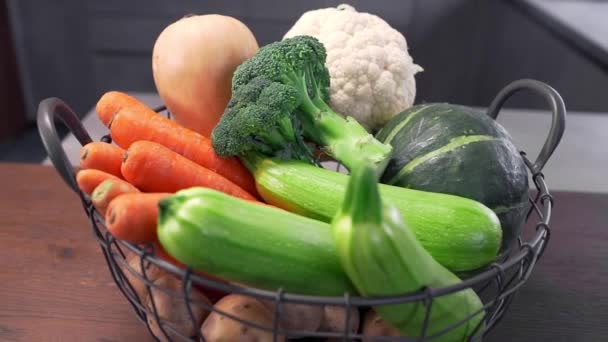 Légumes frais du potager sur la table — Video