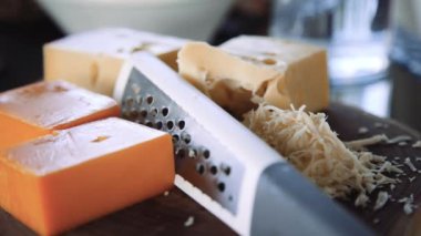 Tahtadaki rende ve peynir parçaları