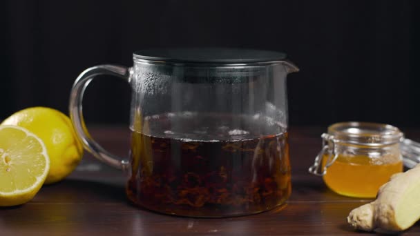 熱い紅茶はグラスティーポットで醸造されます — ストック動画