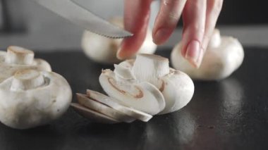 Ev hanımı sebzeli mantarlı shampignon salatası dilimliyor.
