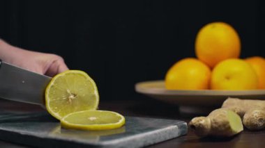 Limon kayadaki keskin bıçakla dilimlenir.