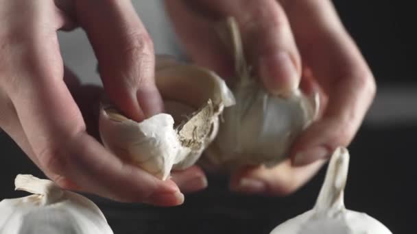 Νοικοκυρά σπάει τις σκελίδες του σκόρδου πικάντικο — Αρχείο Βίντεο