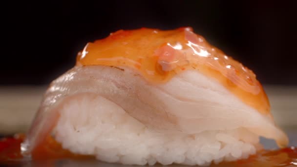 Гаряча гостра причина витікає з сашімі роблячи суші в повільному русі — стокове відео