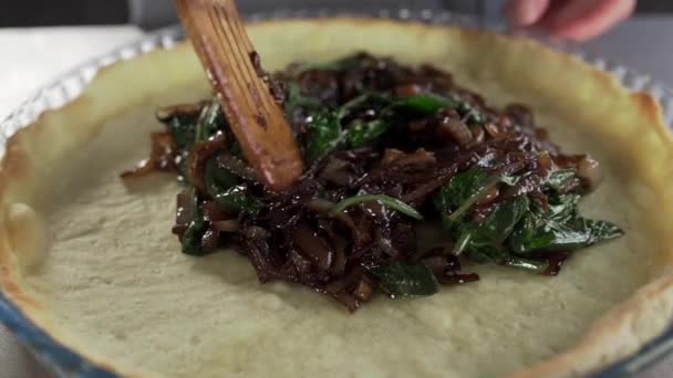 Dona de casa faz torta com salmão frito legumes e recheio de torta de peixe — Vídeo de Stock