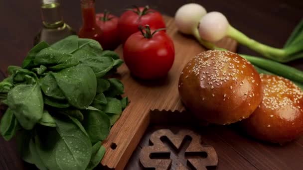 Ingrédients pour faire de délicieux hamburgers verts et légumes frais — Video
