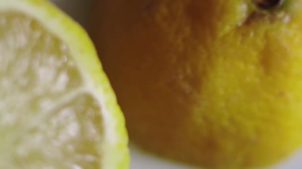 Fruta de limón en un corte — Vídeo de stock
