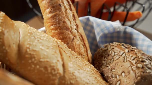 Hogaza de pan en la panadería cesta — Vídeo de stock