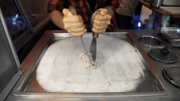 Fabbricazione del gelato street food con ingredienti naturali — Video Stock