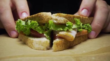 Marco, dilimlenmiş sandviçin içine ateş etti.