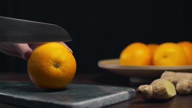 Turuncu, kaya tahtasındaki keskin bıçakla kesilir.