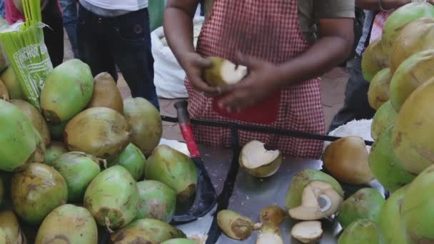 Man cuts coconut to pieces — Stock Video