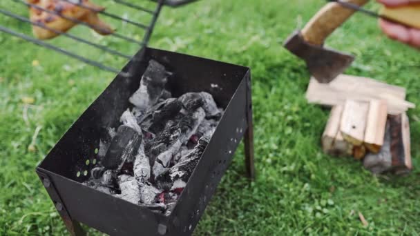 Muž se otáčí přes horké kouření pečené kuřecí křidélka na grilu — Stock video