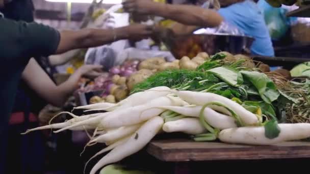 Ludzie kupują warzywa i owoce na lokalnym rynku indyjskim — Wideo stockowe