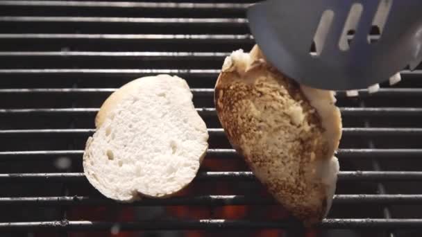 Куски белого хлеба на гриле на открытом огне — стоковое видео