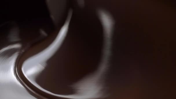 Derramando leite líquido chocolate derretido — Vídeo de Stock